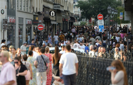 Des gens se rassemblent pour la Fête de la musique, le 21 juin 2025 à Paris  ( AFP / ROMAIN PERROCHEAU )