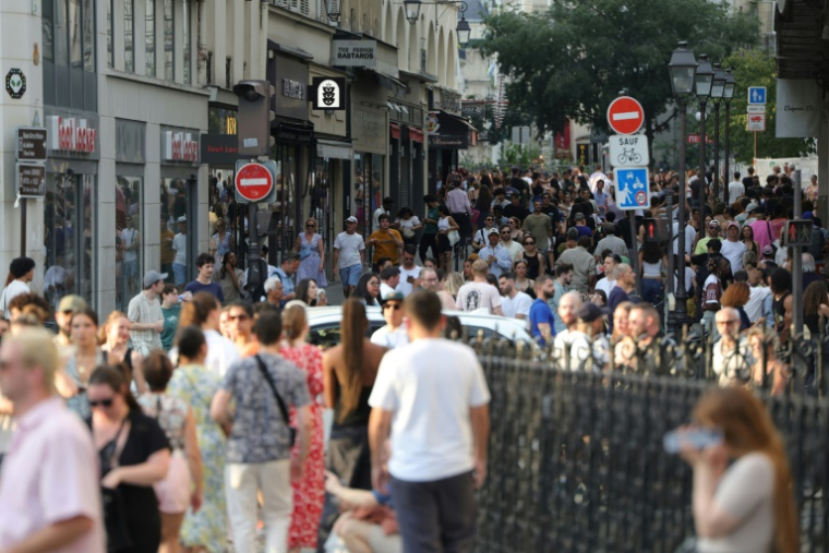 Des gens se rassemblent pour la Fête de la musique, le 21 juin 2025 à Paris ( AFP / ROMAIN PERROCHEAU )