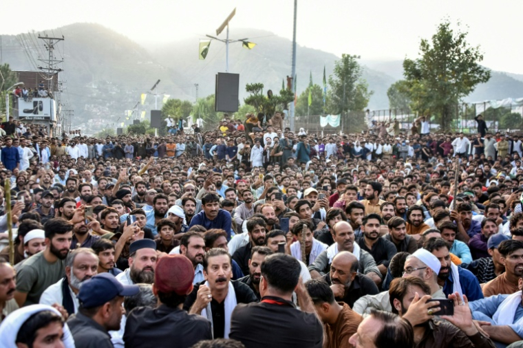 Manifestation contre les privilèges de la classe dirigeante le 29 septembre 2025 à Muzaffarabad, au Cachemire pakistanais ( AFP / Sajjad QAYYUM )