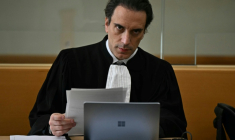 Me Philippe Ohayon, l'avocat du chef présumé du clan Yoda, Félix Bingui, dans la salle d'audience du tribunal de Marseille, le 18 mai 2026 ( AFP / Gabriel BOUYS )