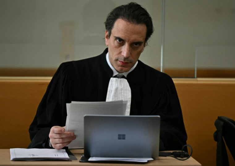 Me Philippe Ohayon, l'avocat du chef présumé du clan Yoda, Félix Bingui, dans la salle d'audience du tribunal de Marseille, le 18 mai 2026 ( AFP / Gabriel BOUYS )