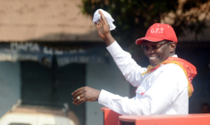 (ARCHIVES) Ibrahima Kassory Fofana,  alors chef du parti d'opposition, (GTP), participe à une manifestation visant à réclamer la transparence des élections prévues le 12 mai et à protester contre la société sud-africaine choisie pour réviser les listes électorales, le 27 février 2012 à Conakry. ( AFP / Cellou BINANI )