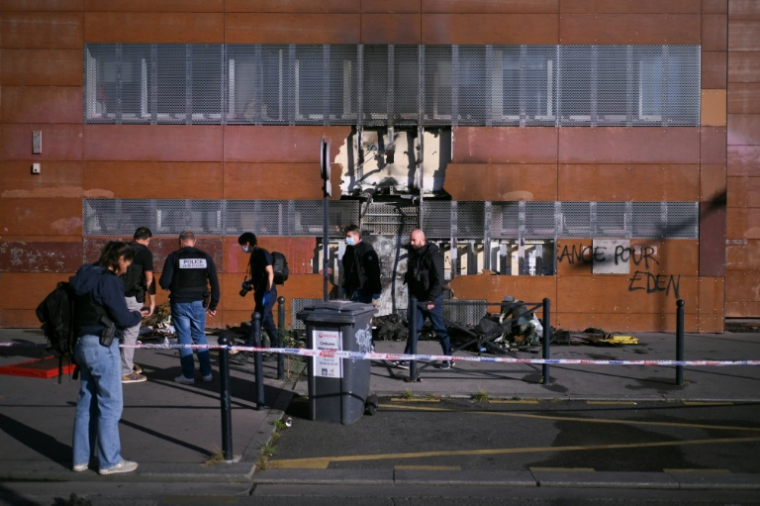 Des membres de la police judiciaire inspectent la façade d'une antenne du commissariat central de Bordeaux, incendiée par des manifestants, le 8 octobre 2026es. ( AFP / Christophe ARCHAMBAULT )