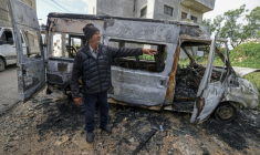 Un Palestinien à proximité d'un véhicule calciné après une attaque attribuée à des colons israéliens à Jalud, près de Naplouse, en Cisjordanie occupée, le 22 mars 2026 ( AFP / JAAFAR ASHTIYEH )