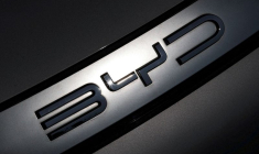 Logo BYD dans une concession près de Nantes