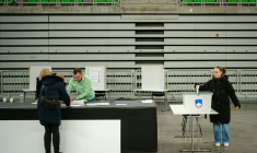 Une femme vote lors du référendum organisé sur le suicide assisté en Slovénie, à Ljubljana le 23 novembre 2025 ( AFP / Jure Makovec )