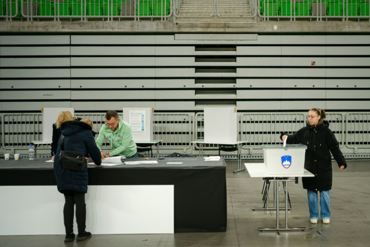 Une femme vote lors du référendum organisé sur le suicide assisté en Slovénie, à Ljubljana le 23 novembre 2025 ( AFP / Jure Makovec )