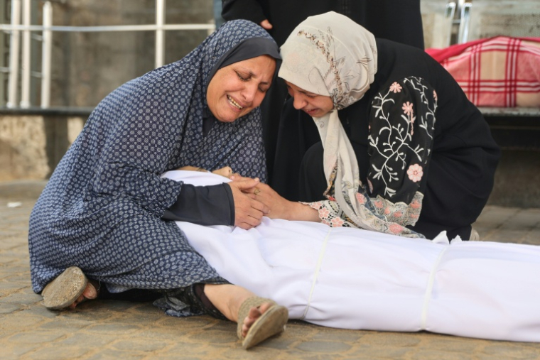 Des femmes palestinienes pleurent la mort d'un enfant tué lors d'une frappe israélienne dans la ville de Gaza, le 29 octobre 2025  ( AFP / Omar AL-QATTAA )