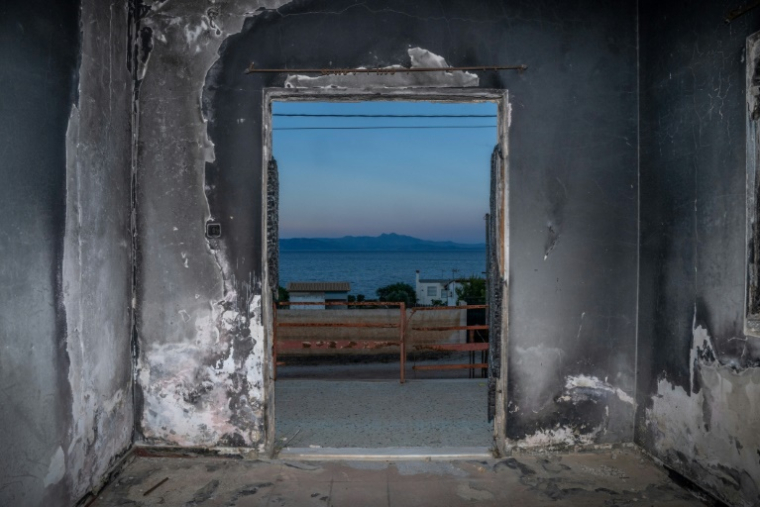 Cette photographie prise le 10 juin 2026 montre les vestiges d'une maison détruite par un incendie en 2018 à Neos Voutzas, dans la banlieue d'Athènes ( AFP / Angelos TZORTZINIS )