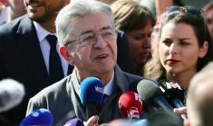 Jean-Luc Mélenchon, leader de La France insousmise, répond à la presse le 18 septembre 2025, en marge de la manifestation intersyndicale pour peser sur les choix budgétaires ( AFP / CLEMENT MAHOUDEAU )