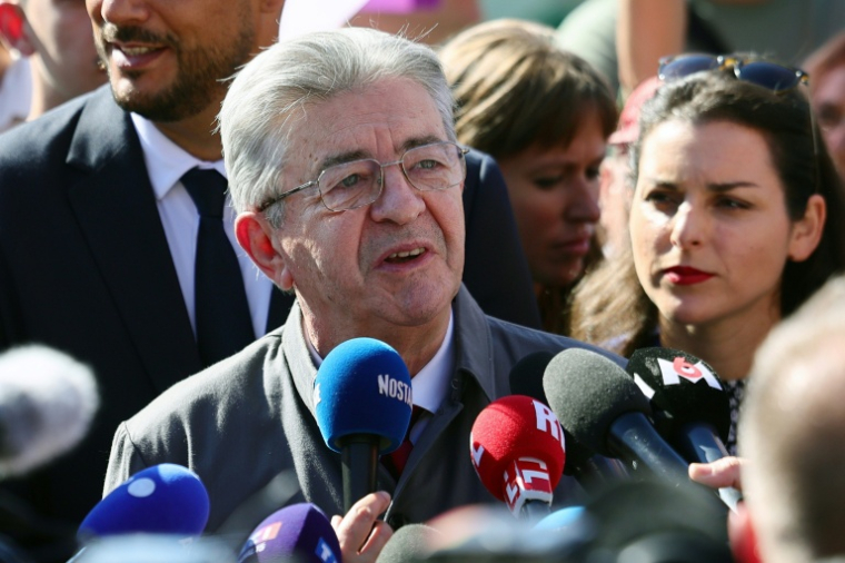 Jean-Luc Mélenchon, leader de La France insousmise, répond à la presse le 18 septembre 2025, en marge de la manifestation intersyndicale pour peser sur les choix budgétaires ( AFP / CLEMENT MAHOUDEAU )