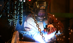 Un ouvrier soude une pièce à la fonderie Hachette et Driout à Saint-Dizier le 3 mars 2025, fonderie rachetée par la société française ACI Groupe en février 2025 ( AFP / FRANCOIS NASCIMBENI )