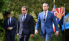 Le ministre français des Armées Sébastien Lecornu (à gauche) et le secrétaire à la Défense des Etats-Unis Pete Hegseth (à droite) au cimetière américain de Colleville-sur-mer (Calvados), le 6 juin 2025 ( AFP / Lou BENOIST )