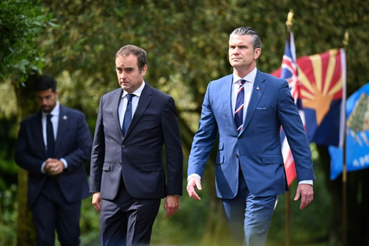 Le ministre français des Armées Sébastien Lecornu (à gauche) et le secrétaire à la Défense des Etats-Unis Pete Hegseth (à droite) au cimetière américain de Colleville-sur-mer (Calvados), le 6 juin 2025 ( AFP / Lou BENOIST )