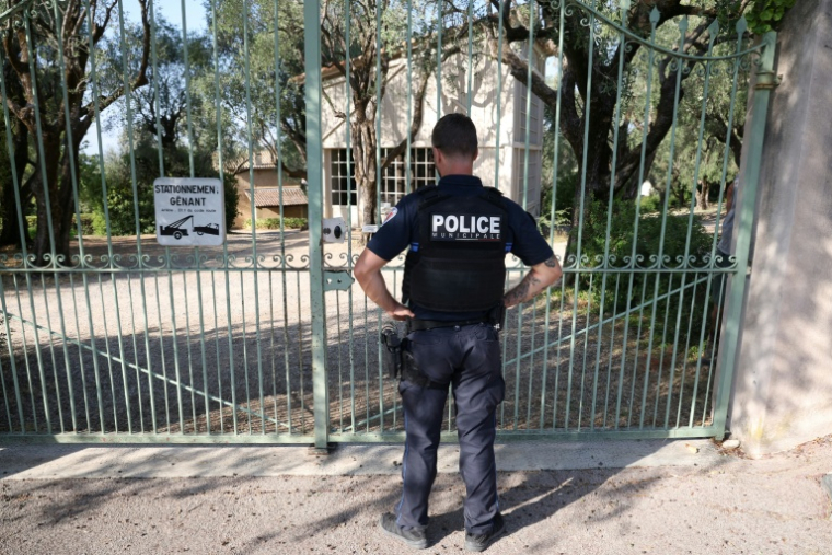 Un policier devant l'entrée du musée Renoir à Cagnes-sur-Mer après le vol de quatre oeuvres d'art, le 8 septembre 2026 dans les Alpes-Maritimes ( AFP / Valery HACHE )
