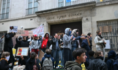 L'entrée du lycée Sophie-Germain à Paris, bloquée le 9 octobre 2026 ( AFP / LOU BENOIST )