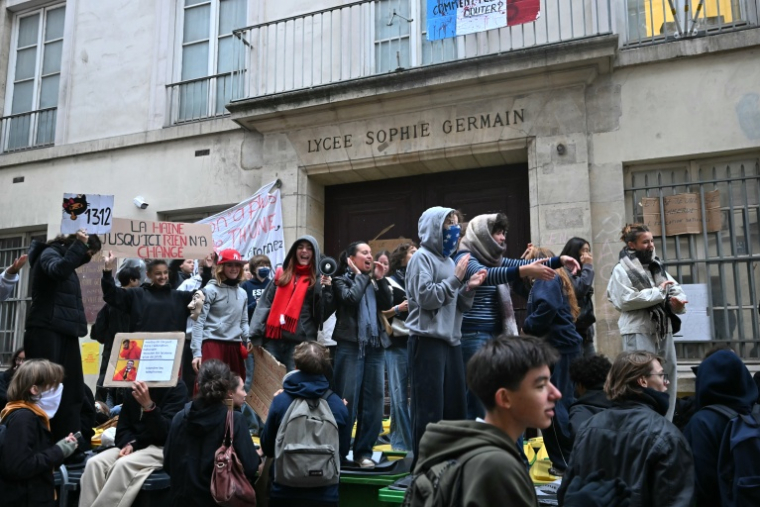 L'entrée du lycée Sophie-Germain à Paris, bloquée le 9 octobre 2026 ( AFP / LOU BENOIST )