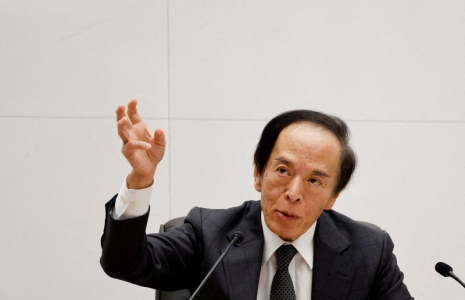 Le gouverneur de la Banque du Japon, Kazuo Ueda, assiste à une conférence de presse à Tokyo