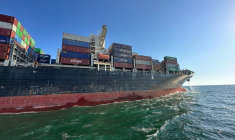 Un porte conteneur, battant le pavillon de Hong Kong, quitte le port maritime d'Odessa