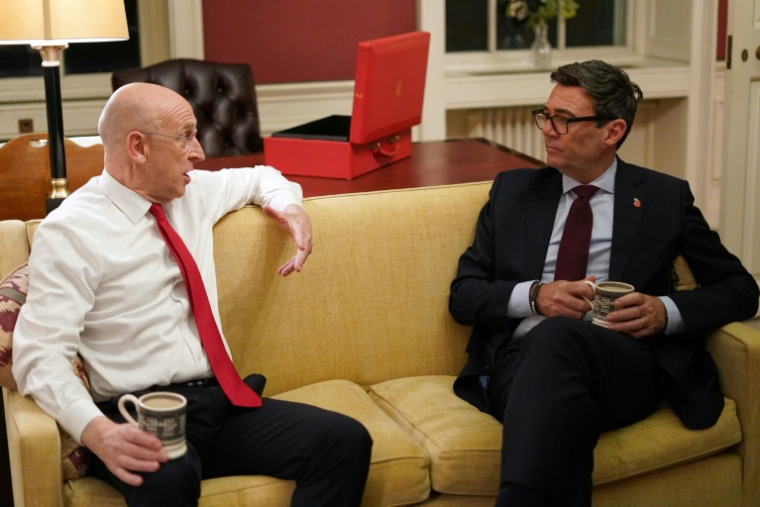 Le Premier ministre britannique Andy Burnham (d) rencontre le chancelier de l'Échiquier John Healey en amont du budget britannique, au 11 Downing Street à Londres, le 26 octobre 2026 ( POOL / Alberto Pezzali )