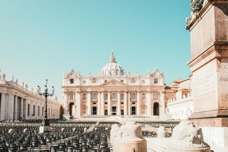 Place Saint Pierre à Rome (Crédits: Unsplash - Claudio Schwarz)