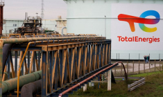 Des travailleurs de TotalEnergies passent devant un réservoir l'ancienne raffinerie de Mardyck