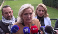Le PS se dit prêt à censurer le gouvernement, pour Marine Le Pen, "c'est du bidon"