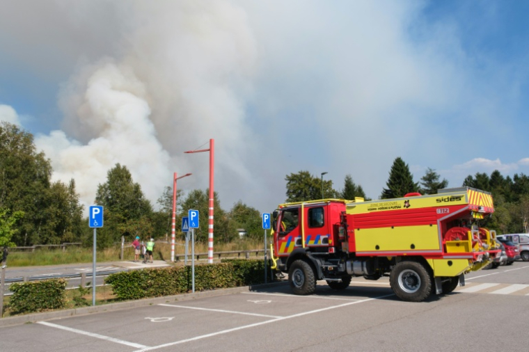 Des pompiers mobilisés contre un incendie dans les Hautes Fagnes, en Belgique, le 14 août 2026 ( BELGA / NICOLAS LAMBERT )