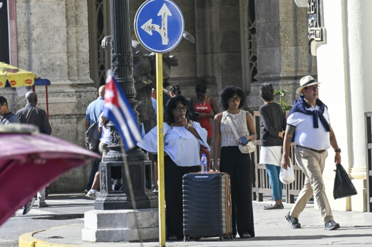 Des touristes dans une rue de La Havane, le 11 février 2026 à Cuba ( AFP / YAMIL LAGE )