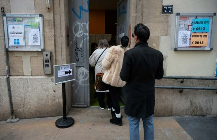 Des électeurs votent au premier tour des municipales, le 15 mars 2026 à Marseille ( AFP / Elodie CLEMENT )