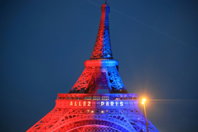 La Tour Eiffel aux couleurs du PSG à la veille de la finale de Ligue des champions contre Arsenal, le 29 mai 2026 ( AFP / Ludovic MARIN )