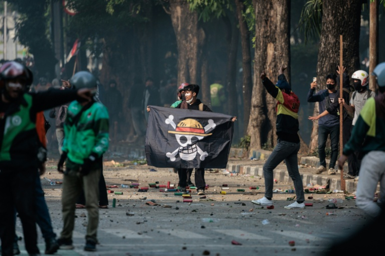 Un manifestant brandit le drapeau de One Piece en Indonésie, à Djakarta le 29 août 2025 ( AFP / Aditya Aji )
