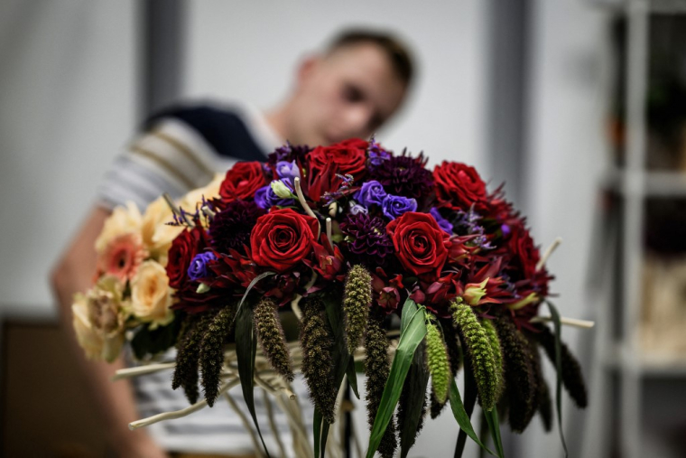Un fleuriste au concours professionnel Worldskills 2023, au parc Eurexpo Lyon, le 15 septembre 2023.  ( AFP / JEFF PACHOUD )