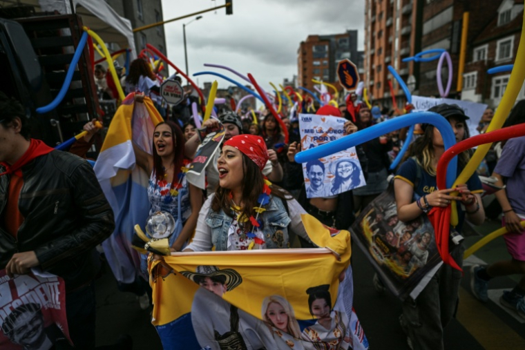 Des fans de K-pop participent à un rassemblement en soutien au candidat à la présidence de la Colombie, Ivan Cepeda, à Bogota, le 15 juin 2026 ( AFP / Juan BARRETO )