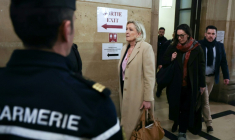 Marine Le Pen, présidente du groupe parlementaire du Rassemblement national (RN), arrive au tribunal de Paris pour une audience dans le cadre de son procès en appel, où elle est accusée de détournement de fonds publics européens, le 13 janvier 2026 ( AFP / Thomas SAMSON )