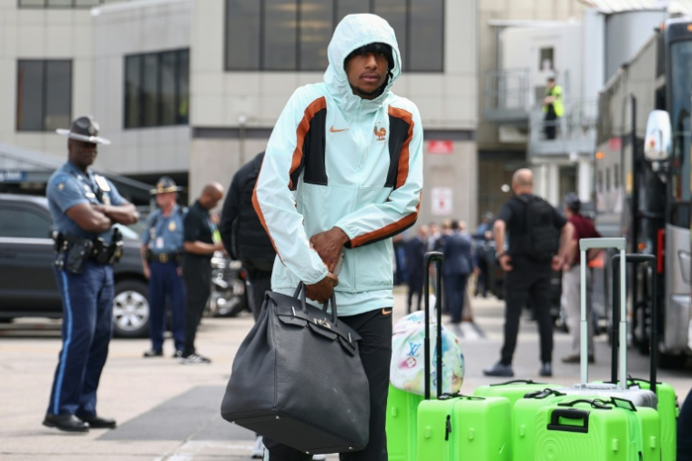 Michael Olise à l'arrivée des Bleus le 10 juin 2026 à l'aéroport international Logan de Boston ( AFP / Franck FIFE )