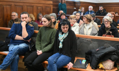 Chloé P. (C), entourée de ses parents, attend le 25 janvier 2026 l'ouverture du procès devant les assises du Loir-et-Cher à Blois de son ex-compagnon Marvin J. qui doit répondre de tentative de meurtre aggravé, des faits commis en décembre 2022 ( AFP / JEAN-FRANCOIS MONIER )