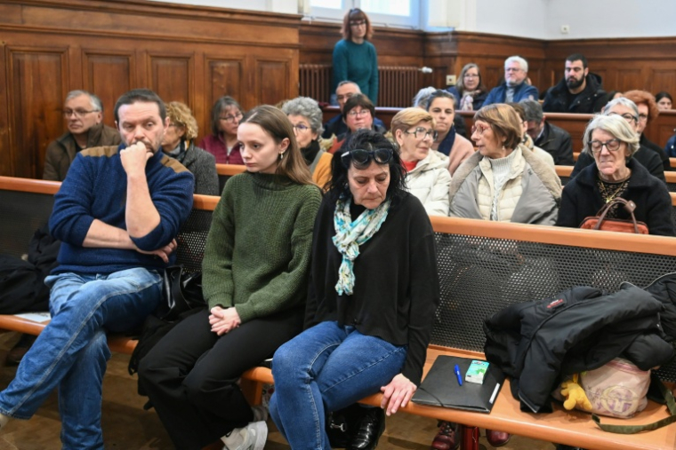 Chloé P. (C), entourée de ses parents, attend le 25 janvier 2026 l'ouverture du procès devant les assises du Loir-et-Cher à Blois de son ex-compagnon Marvin J. qui doit répondre de tentative de meurtre aggravé, des faits commis en décembre 2022 ( AFP / JEAN-FRANCOIS MONIER )
