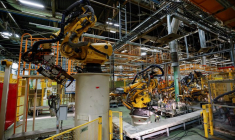 Des bras robotisés sont installés dans la nouvelle usine de l'entreprise chinoise Chery Auto à Barcelone