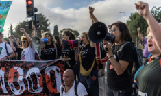 Des manifestants israéliens scandent des slogans lors d'un rassemblement contre le gouvernement et la guerre à Gaza devant la Knesset, le Parlement israélien, à Jérusalem, le 2 juillet 2026, marquant le millième jour depuis l'attaque du Hamas contre Israël le 7 octobre 2023 ( AFP / ilia YEFIMOVICH )