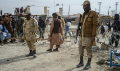 Des agents de sécurité talibans montant la garde près d'un poste-frontière entre l'Afghanistan et le Pakistan, dans le district de Spin Boldak, le 29 décembre 2025 ( AFP / Sanaullah SEIAM )