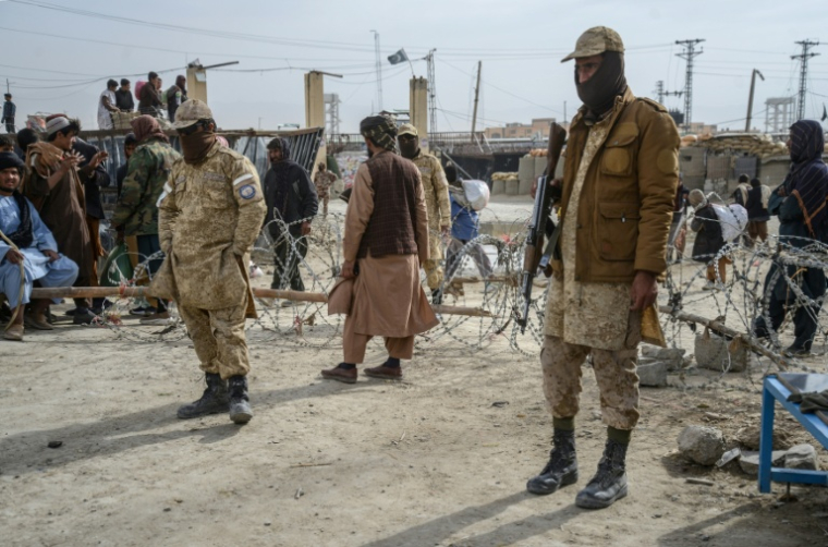 Des agents de sécurité talibans montant la garde près d'un poste-frontière entre l'Afghanistan et le Pakistan, dans le district de Spin Boldak, le 29 décembre 2025 ( AFP / Sanaullah SEIAM )