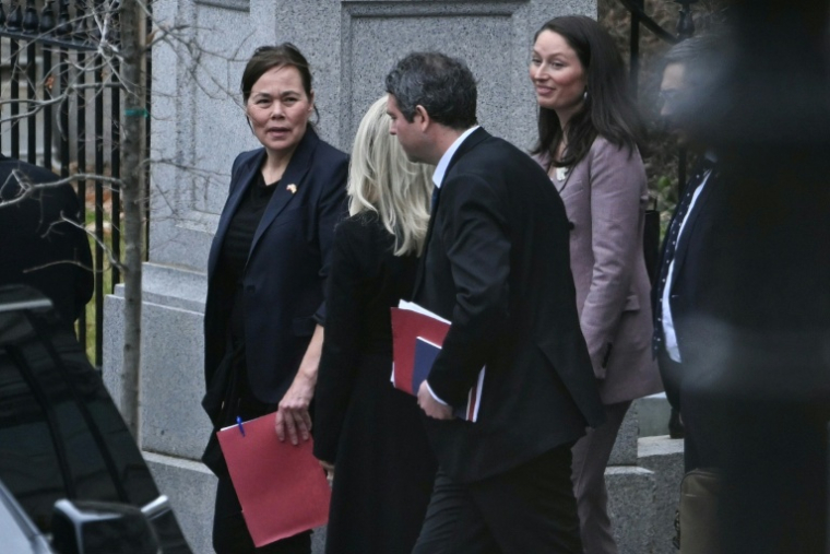 La ministre des Affaires étrangères du Groenland, Vivian Motzfeldt, à gauche, quitte la Maison Blanche après une rencontre avec JD Vance et Marco Rubio, le 14 janvier 2026 ( AFP / Brendan SMIALOWSKI )