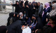 Des femmes palestiniennes pleurent sur les dépouilles de deux enfants tués dans une frappe israélienne à Khan Younès, le 29 octobre 2025 ( AFP / BASHAR TALEB )