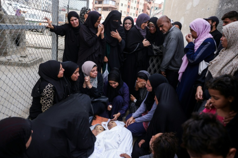 Des femmes palestiniennes pleurent sur les dépouilles de deux enfants tués dans une frappe israélienne à Khan Younès, le 29 octobre 2025 ( AFP / BASHAR TALEB )