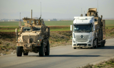 Des véhicules militaires américains à Qamishli dans un convoi lors de leur départ d'une base en Syrie, le 23 février 2026 ( AFP / Delil SOULEIMAN )