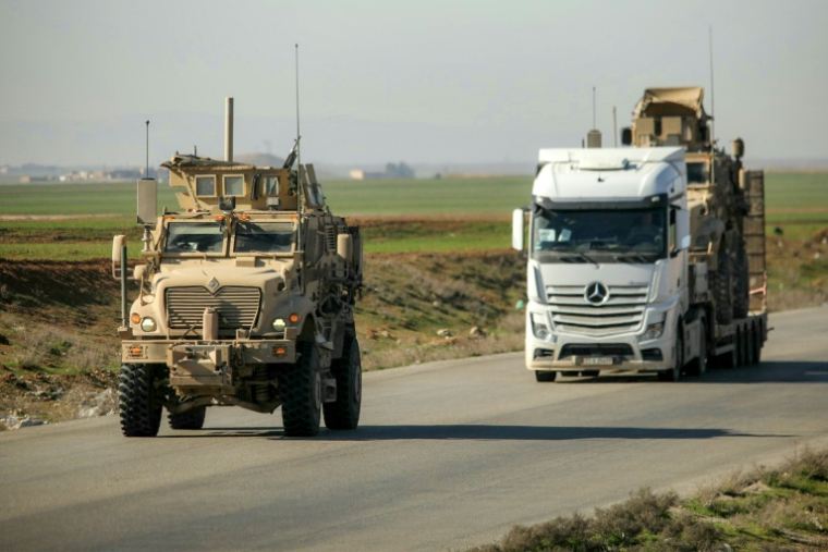 Des véhicules militaires américains à Qamishli dans un convoi lors de leur départ d'une base en Syrie, le 23 février 2026 ( AFP / Delil SOULEIMAN )