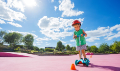 (A chaque jeune enfant son engin pour se déplacer : comment choisir pour Noël entre draisienne, tricycle et trottinette enfant ? - Crédit photo : Adobe Stock)