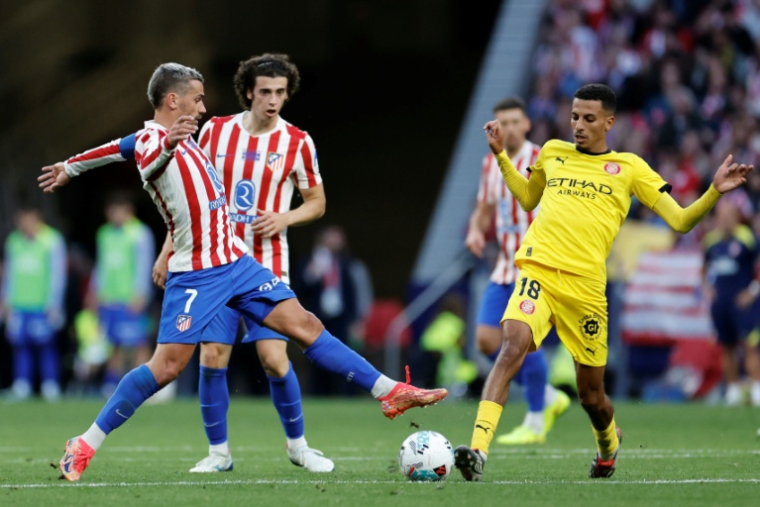 Antoine Griezmann à la lutte avec le milieu marocain de Gérone Azzedine Ounahi, lors d'un match de Liga, le 17 mai 2026 à Madrid ( AFP / Oscar DEL POZO )