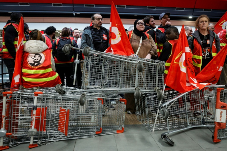 Des membres de la CGT bloquent un magasin Action à Bagnolet, près de Paris, le 1er avril 2026 ( AFP / GEOFFROY VAN DER HASSELT )